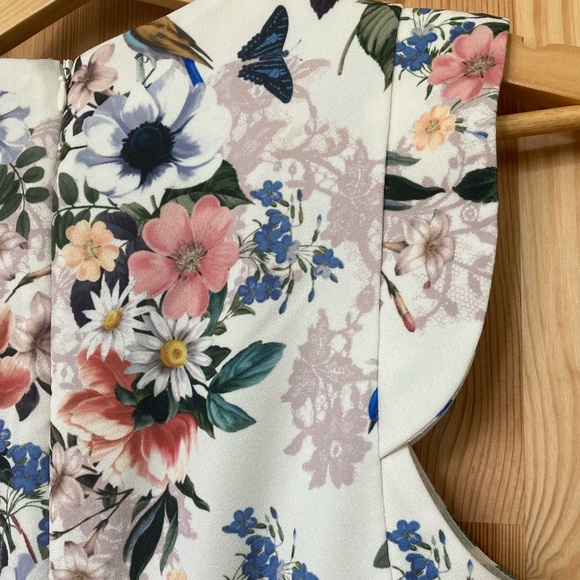 Structured floral dress with flutter cap sleeves - Picture 6 of 9